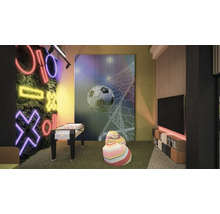 Spielzimmer mit Tischfußball, Wanddekoration und Sitzsäcken