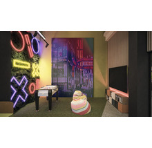 Spielzimmer mit Tischfußball, Sitzsäcken, Fernseher und Wanddekorationen.