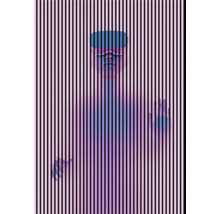 Person mit Virtual-Reality-Brille vor vertikalen Streifen