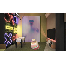 Spielzimmer mit Tischfußball, Sitzsäcken, Fernseher und Wanddekorationen