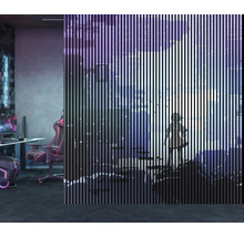 Modernes Zimmer mit Schreibtisch, Gaming-Stuhl und Lamellenwand