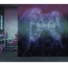 Spielzimmer mit Gaming-Schreibtisch, Stuhl und Deko mit Gaming-Controller-Motiv