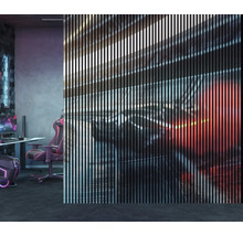 Modernes Gamingzimmer mit Schreibtisch, Stuhl und Spielkonsole hinter einer Lamellenwand