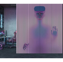 Einrichtung eines Gaming Zimmers mit Gaming Stuhl, Schreibtisch und PC sowie einer Person mit Virtual Reality Brille hinter einer Wand aus Lamellen