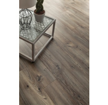 Verlegtes Laminat in Holzoptik mit Beistelltisch