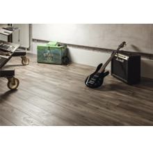 Boden mit Holzdekor, schwarzer Bass und Marshall Logo Verstärker