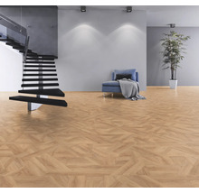 Heller Raum mit Parkettboden, Treppe und Sitzgelegenheit.