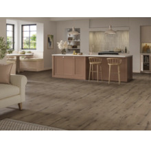 Heller Wohnraum mit Holzboden, Kücheninsel und Sitzgelegenheiten am Fenster