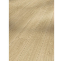 Heller Laminatboden mit Holzstruktur