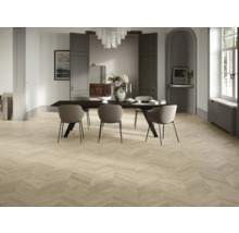 Heller Raum mit Esstisch und Parkettboden im Fischgrätmuster.