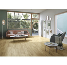 Helles Wohnzimmer mit Holzboden, Sofa und Blick in den Garten