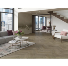 Heller Wohnraum mit Sofa, Tisch und Fischgrätparkett