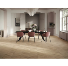 Heller Raum mit Esstisch, Stühlen und Fischgrätparkett