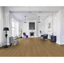 Heller Raum mit hellem Holzboden, Sesseln und Dekoration