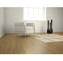 Heller Raum mit Sessel, Tisch und Dekovasen auf Holzboden