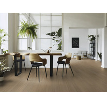 Heller, moderner Wohnraum mit Holzboden, Esstisch mit Stühlen und Zimmerpflanzen.