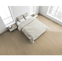 Schlafzimmer mit Doppelbett und Nachttischen