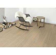 Heller Holzboden in einem Wohnraum mit Schaukelstuhl, Beistelltisch und Dekoration.