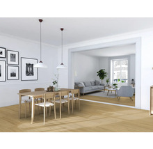 Heller Wohnraum mit Esstisch, Stühlen, Pendelleuchten und Wohnzimmer im Hintergrund