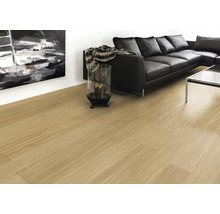 Heller Laminatboden in einem Wohnzimmer mit Sofa und Tisch