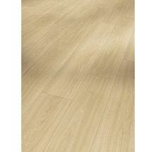 Verlegter heller Laminatboden mit Holzoptik