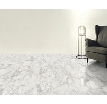 Heller Raum mit Boden im Marmor Design, Lampe und Sessel