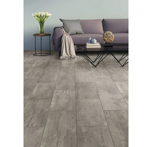 Wohnzimmer mit Sofa und Bodenbelag in Fliesenoptik.