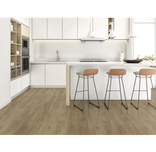 Helle Küche mit weißen Schränken, Tresen, Barhockern und Laminatboden