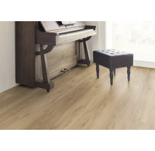 Heller Laminatboden mit Klavier und Hocker