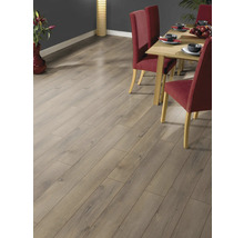 Verlegter Laminatboden im Esszimmer mit Tisch und Stühlen