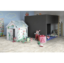 Spielzimmer mit Spielhaus, Hochbett und diversen Spielsachen.