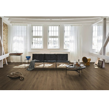 Heller Raum mit Holzboden, Sofa, Tisch und Fenstern