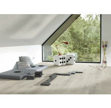 Dachzimmer mit Sitzkissen, Dominosteinen, Mikado und würfelförmigen Beistelltischen