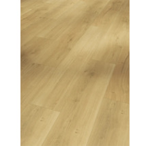 Nahaufnahme eines Laminatbodens in Holzoptik.