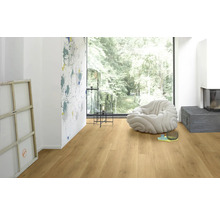 Heller Raum mit Laminatboden, Sessel und Kamin