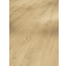 Heller Laminatboden in Holzoptik.