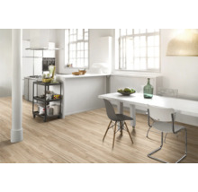 Heller Wohnraum mit Holzboden, Esstisch, Stühlen und Küchenwagen