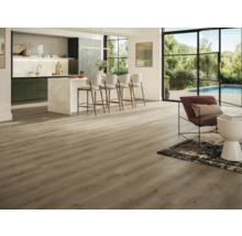 Heller Wohnraum mit Holzboden, Küchenzeile und Sitzgelegenheit