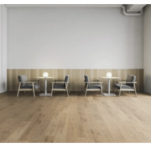 Cafeteria mit Tischen, Stühlen und Beleuchtung