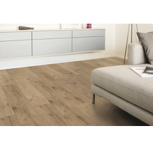 Wohnzimmer mit Laminatboden, Sofa und weißen Schränken