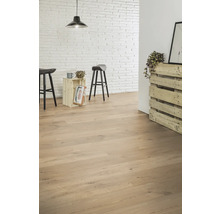 Heller Raum mit Holzboden, Barhockern und dekorativer Wand