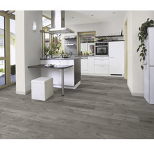 Helle Küche mit Küchenzeile, Esstisch und grauem Holzboden