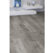 Heller Laminatboden mit Holzoptik in einem modern eingerichteten Raum.