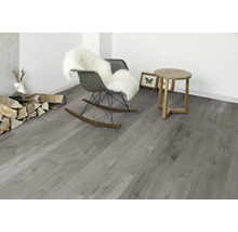 Einrichtungsidee mit Laminatboden, Schaukelstuhl und Beistelltisch