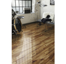 Helles Zimmer mit Holzboden, Schlagzeug und Stuhl