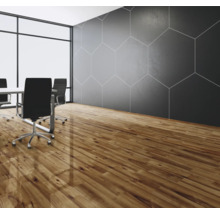 Konferenzraum mit Holzboden, Besprechungstisch und Bürostühlen