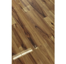 Nahaufnahme eines Laminatbodens in Holzoptik