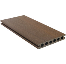 Terrassendiele aus Holz und Kunststoff mit Hohlkammern