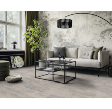 Heller Wohnraum mit Sofa, Couchtisch und Stehlampe