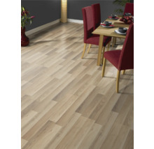 Innenraum mit verlegtem Laminatboden und Esstisch